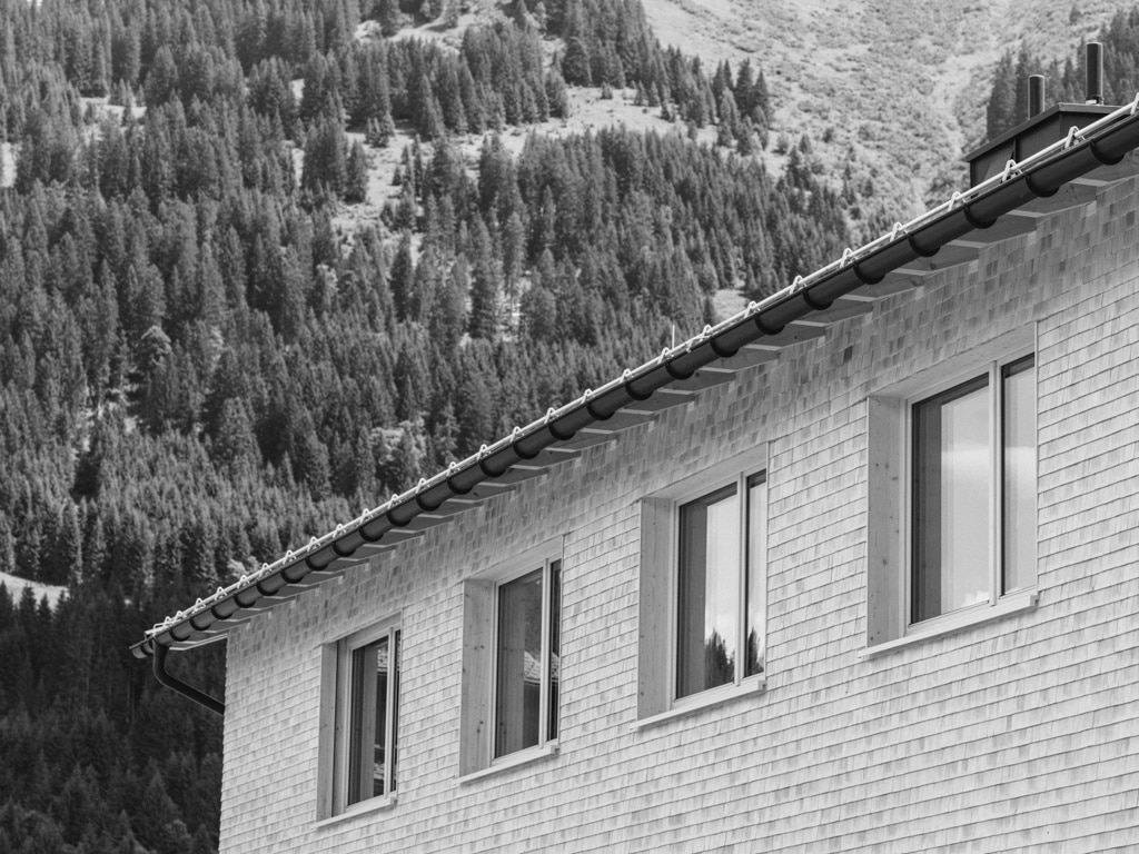 Naturhotel Team Lodge schwarzweiß