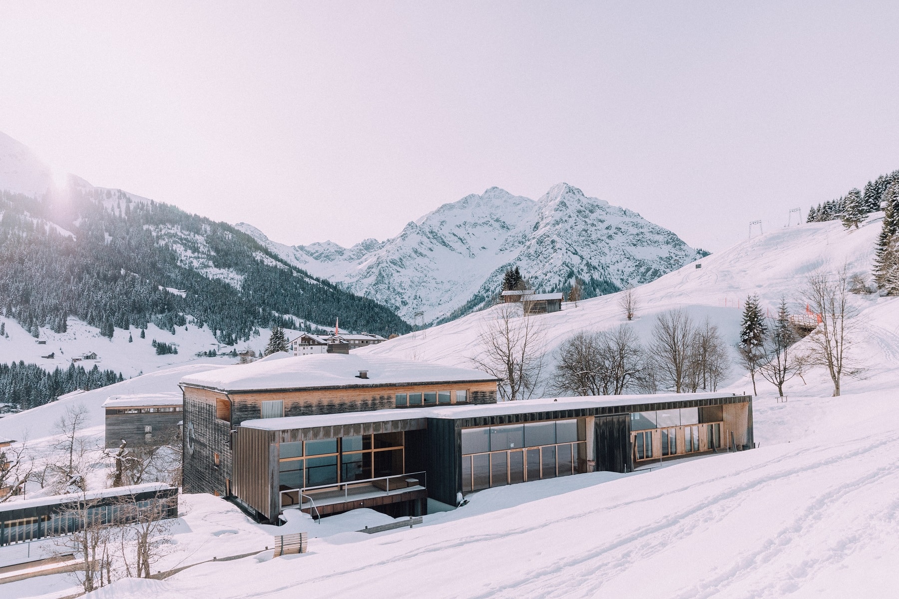 Naturhotel Chesa Valisa im Winter mit Blick auf die Berge